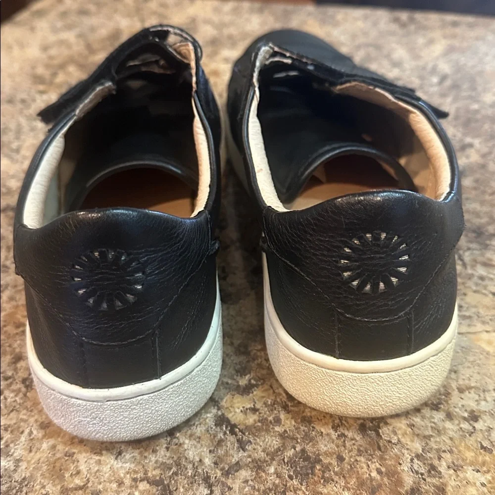 UGG Black LEATHER WOMENS 9 SNEAKER with Velcro Straps